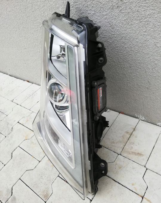LAMPA XENON VOLVO FH4 FH 4 FM RH ORYGINAŁ - Feu avant: photos 2 LAMPA XENON VOLVO FH4 FH 4 FM RH ORYGINAŁ - Feu avant: photos 2