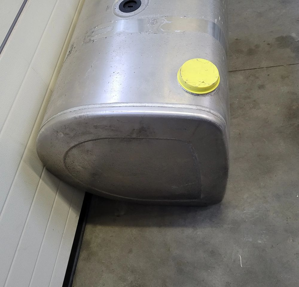 ZBIORNIK PALIWA VOLVO FH4 RENAULT 21516448 450L 110X70X70 - Préparation du carburant pour Camion: photos 3 ZBIORNIK PALIWA VOLVO FH4 RENAULT 21516448 450L 110X70X70 - Préparation du carburant pour Camion: photos 3