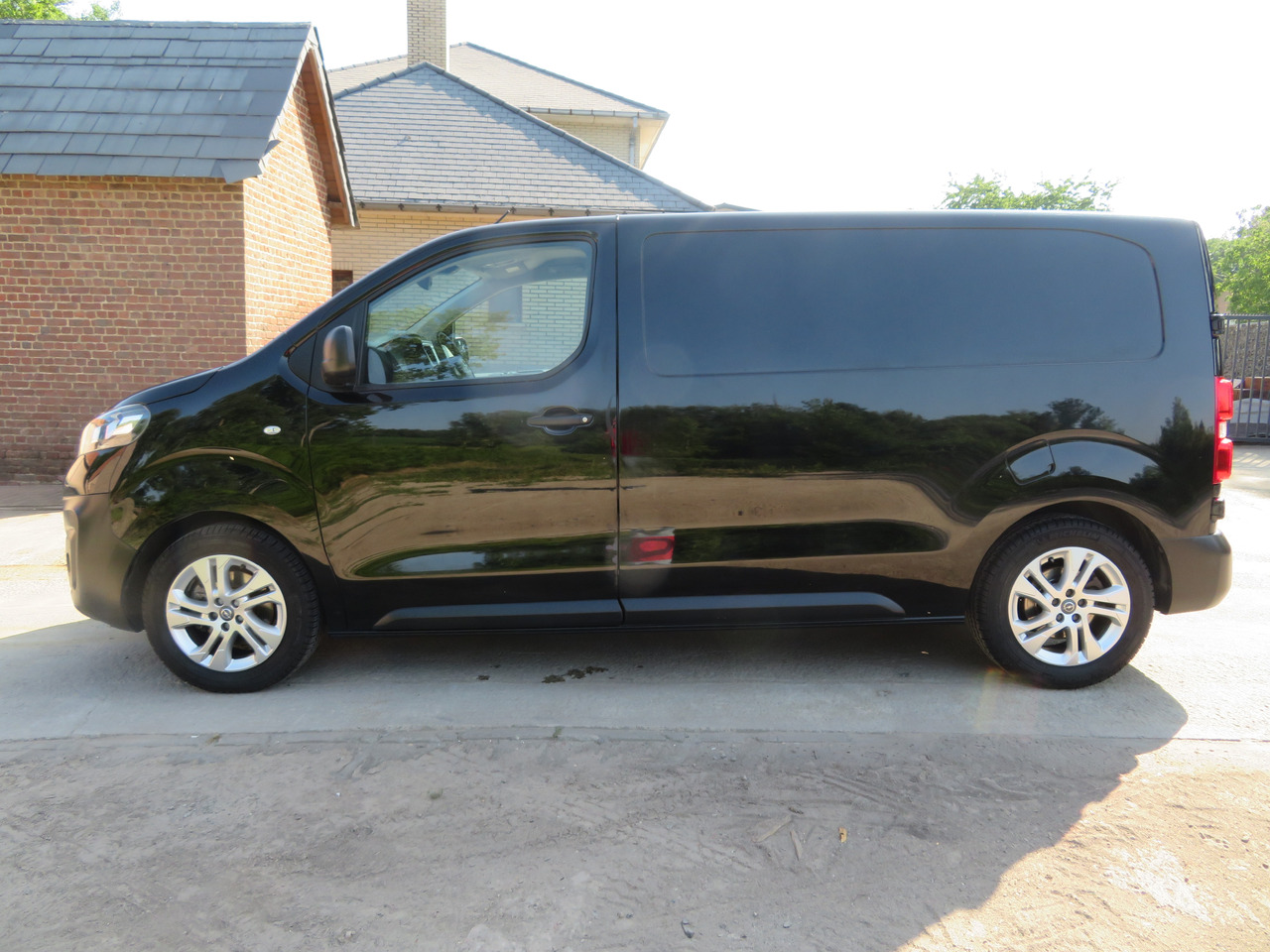 OPEL Vivaro 2.0 Turbo - L2H1 - Fourgonnette: photos 4 OPEL Vivaro 2.0 Turbo - L2H1 - Fourgonnette: photos 4