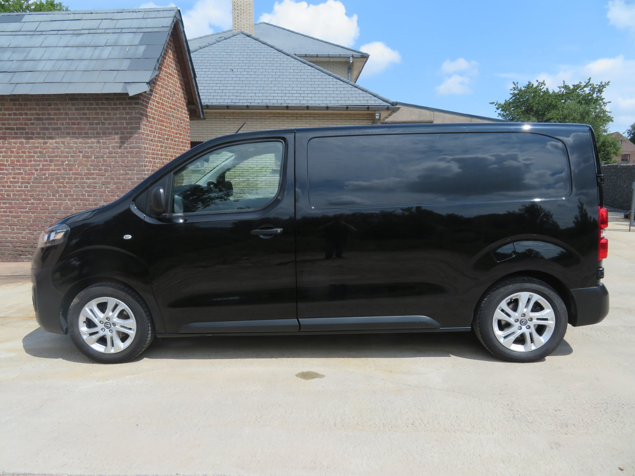 OPEL Vivaro Edition 2.0 Turbo - L2H1 - Fourgonnette: photos 4 OPEL Vivaro Edition 2.0 Turbo - L2H1 - Fourgonnette: photos 4