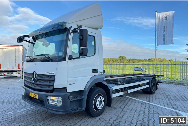 Mercedes-Benz Atego 1318 Day Cab, Euro 6, / BDF / DHOLLANDIA 2000KG - Camion porte-conteneur/ Caisse mobile: photos 1 Mercedes-Benz Atego 1318 Day Cab, Euro 6, / BDF / DHOLLANDIA 2000KG - Camion porte-conteneur/ Caisse mobile: photos 1