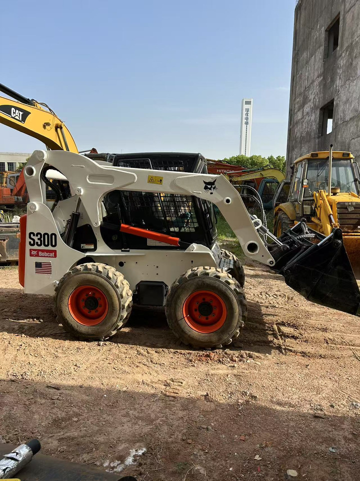 BOBCAT S300 - Mini chargeuse: photos 1 BOBCAT S300 - Mini chargeuse: photos 1