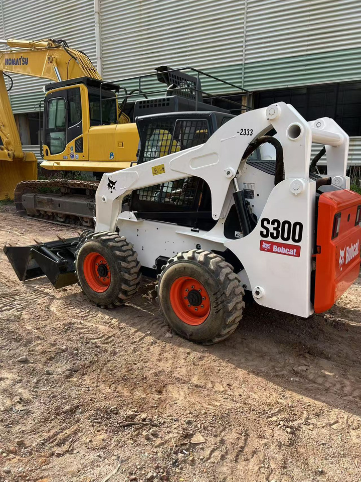 BOBCAT S300 - Mini chargeuse: photos 3 BOBCAT S300 - Mini chargeuse: photos 3