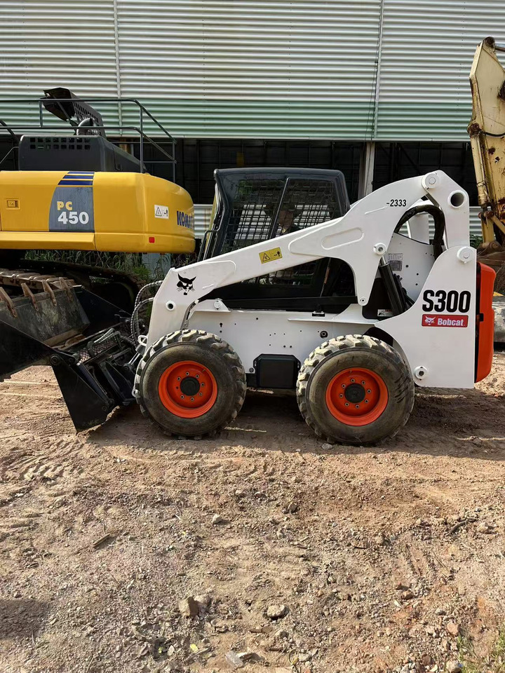 BOBCAT S300 - Mini chargeuse: photos 2 BOBCAT S300 - Mini chargeuse: photos 2