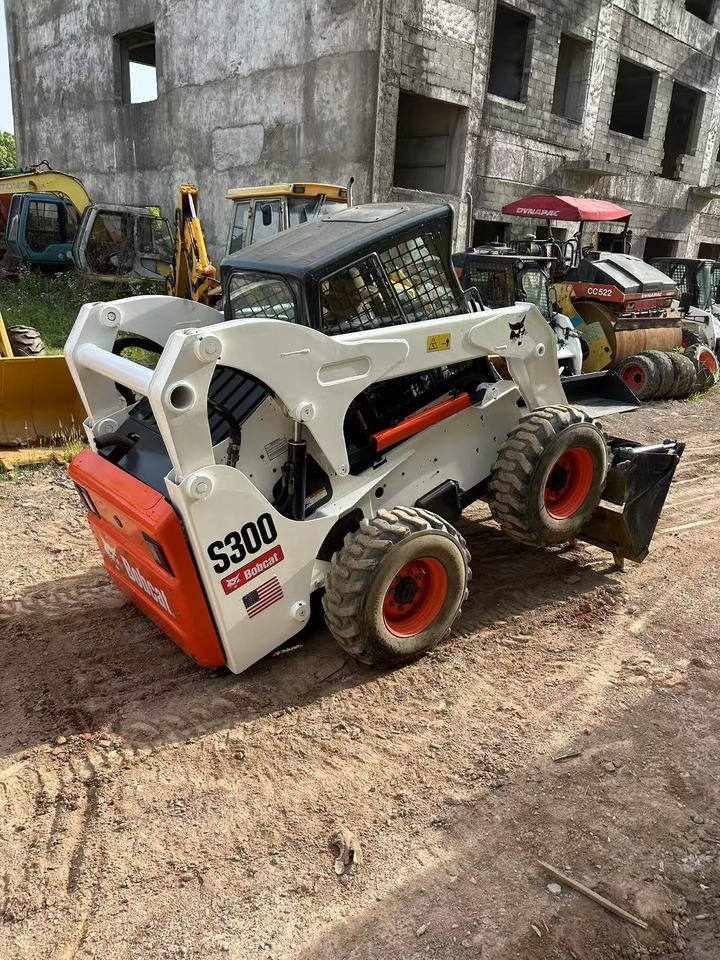 BOBCAT S300 - Mini chargeuse: photos 4 BOBCAT S300 - Mini chargeuse: photos 4