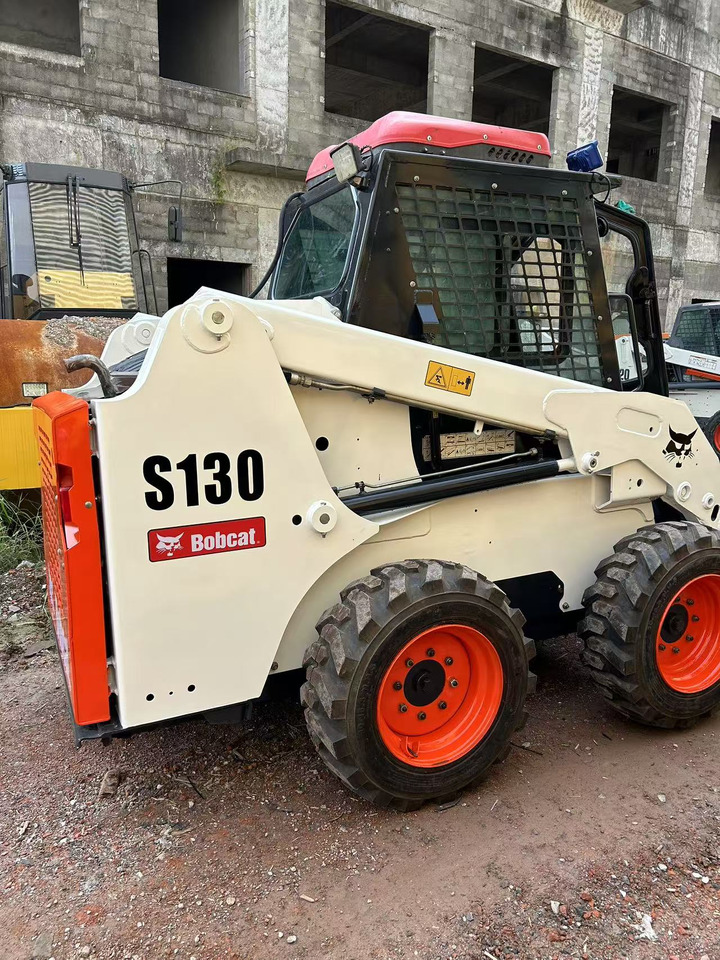 BOBCAT Skid Steer Loader S130 - Mini chargeuse: photos 2 BOBCAT Skid Steer Loader S130 - Mini chargeuse: photos 2