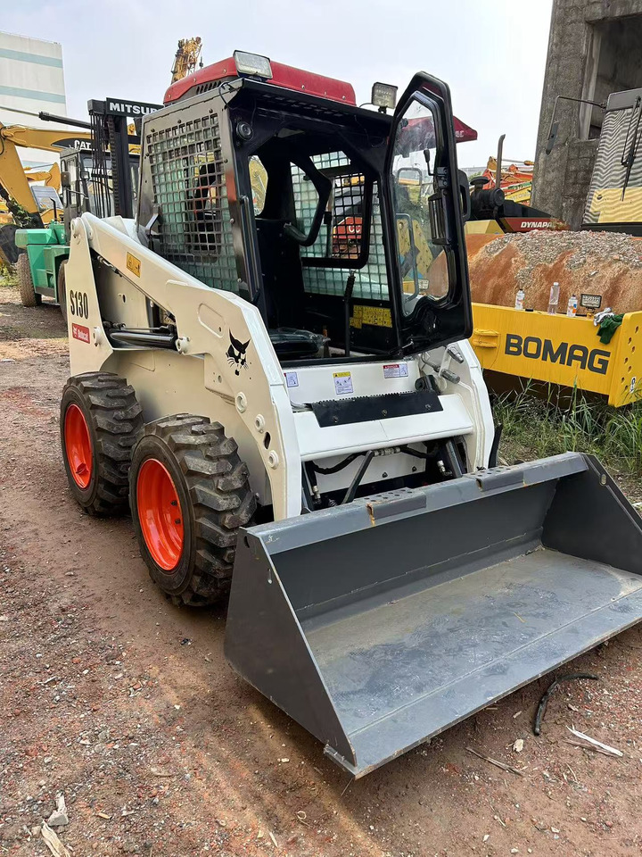 BOBCAT Skid Steer Loader S130 - Mini chargeuse: photos 4 BOBCAT Skid Steer Loader S130 - Mini chargeuse: photos 4