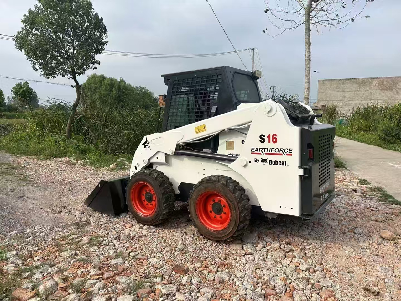 BOBCAT Skid Steer Loader S16 - Mini chargeuse: photos 4 BOBCAT Skid Steer Loader S16 - Mini chargeuse: photos 4