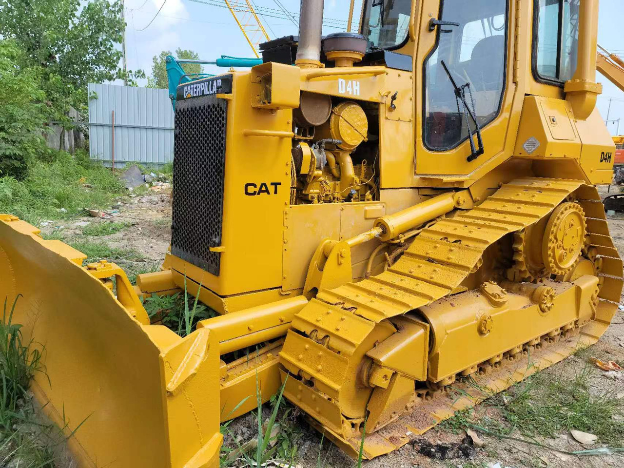 CATERPILLAR D4H - Bulldozer: photos 1 CATERPILLAR D4H - Bulldozer: photos 1