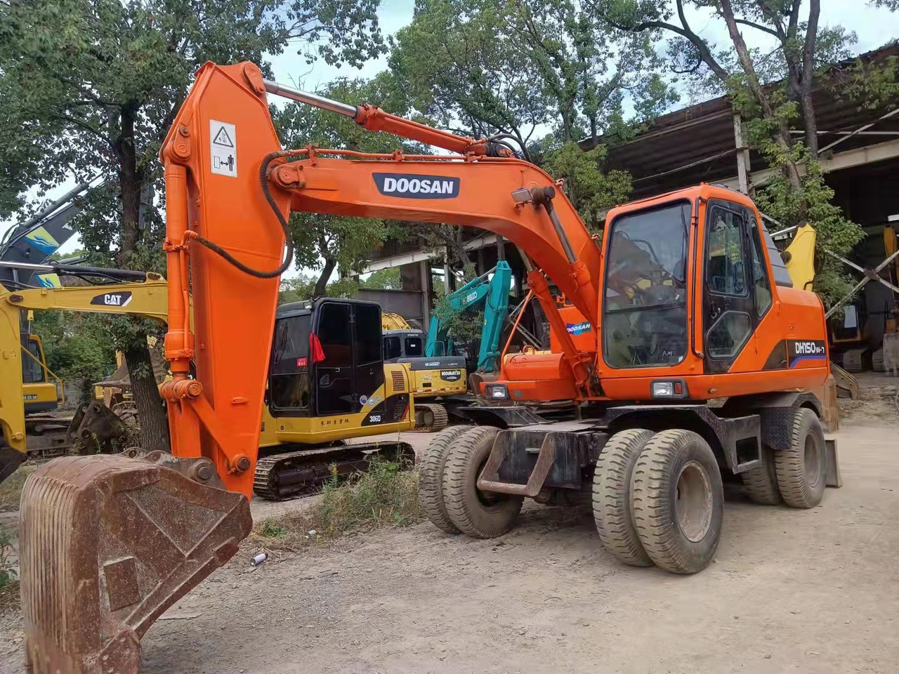 DOOSAN DH150W-7 - Pelle sur chenille: photos 1 DOOSAN DH150W-7 - Pelle sur chenille: photos 1
