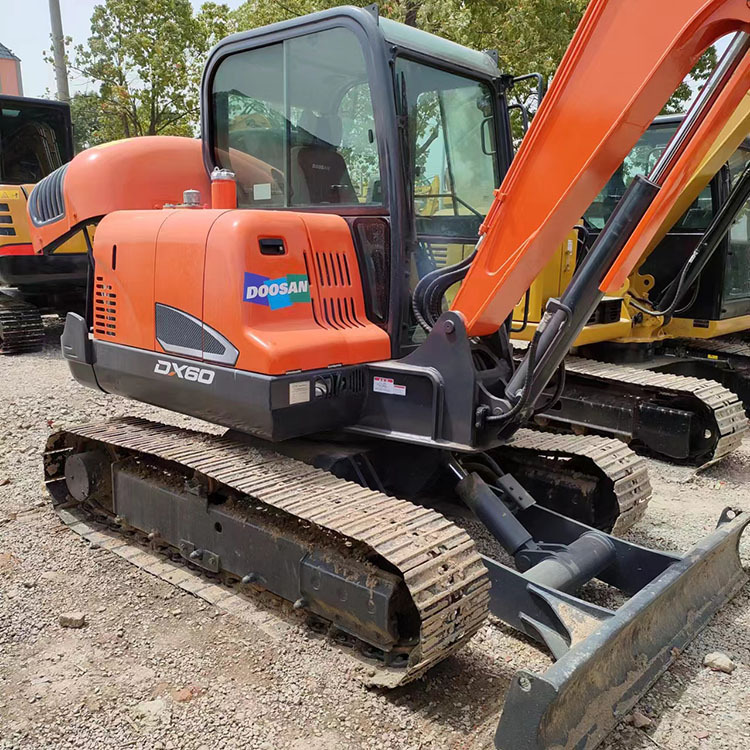 DOOSAN DX60 - Pelle sur chenille: photos 1 DOOSAN DX60 - Pelle sur chenille: photos 1