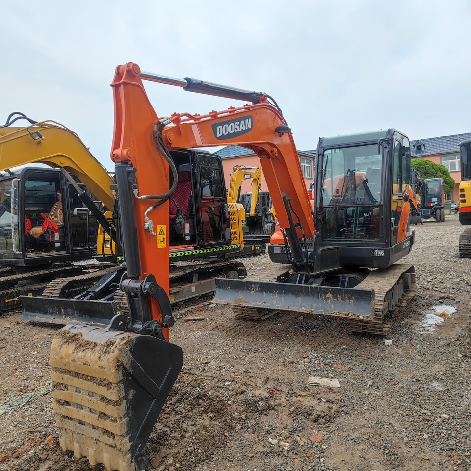 DOOSAN DX60 Mini excavator 6 T - Mini pelle: photos 2 DOOSAN DX60 Mini excavator 6 T - Mini pelle: photos 2