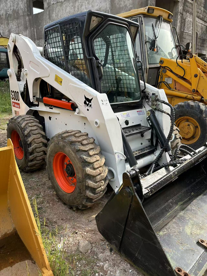 BOBCAT BOBCAT Skid Steer Loader S300 - Engins de chantier: photos 1 BOBCAT BOBCAT Skid Steer Loader S300 - Engins de chantier: photos 1