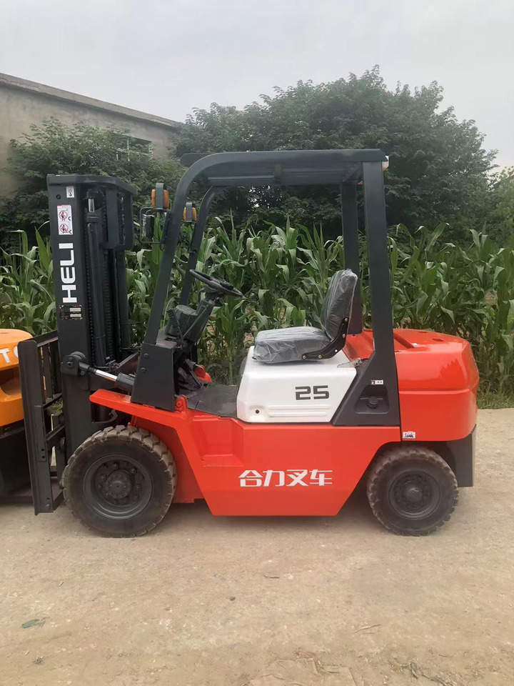 HELI 2.5 ton Fork lift Click for Discount - Chariot élévateur diesel: photos 3 HELI 2.5 ton Fork lift Click for Discount - Chariot élévateur diesel: photos 3