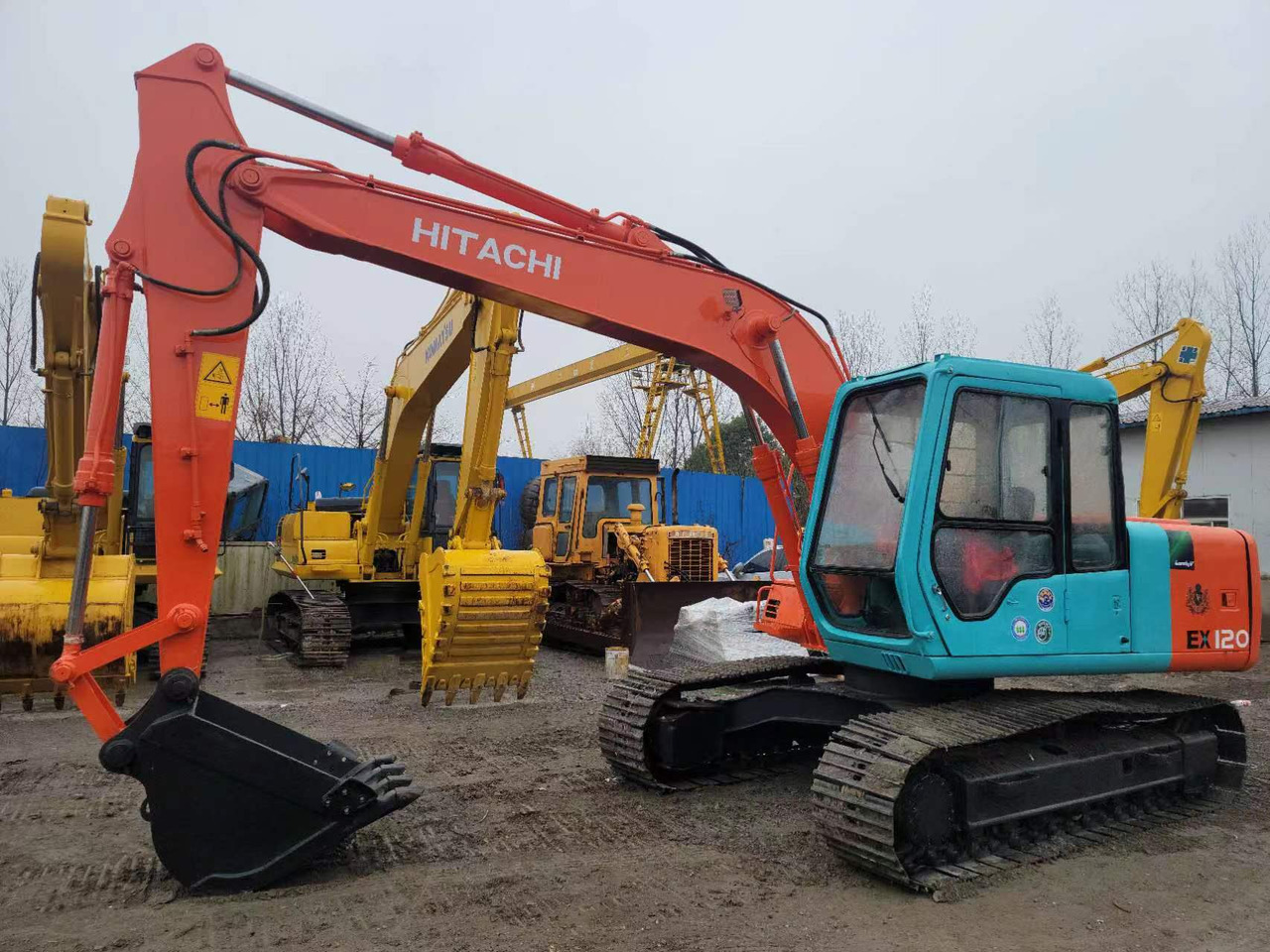 HITACHI EX120-3 - Pelle sur chenille: photos 1 HITACHI EX120-3 - Pelle sur chenille: photos 1