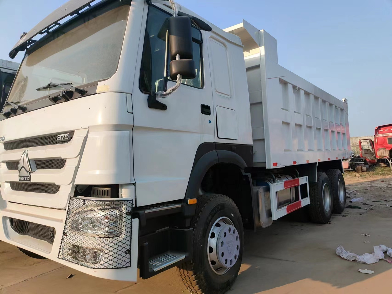 HOWO 375Dump Truck Right-Hand Drive - Camion benne: photos 2 HOWO 375Dump Truck Right-Hand Drive - Camion benne: photos 2