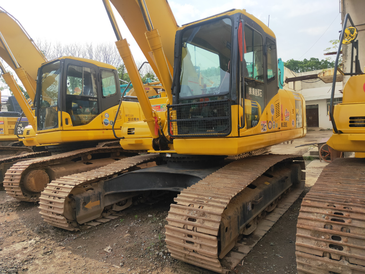 KOMATSU PC200L - Pelle sur chenille: photos 1 KOMATSU PC200L - Pelle sur chenille: photos 1