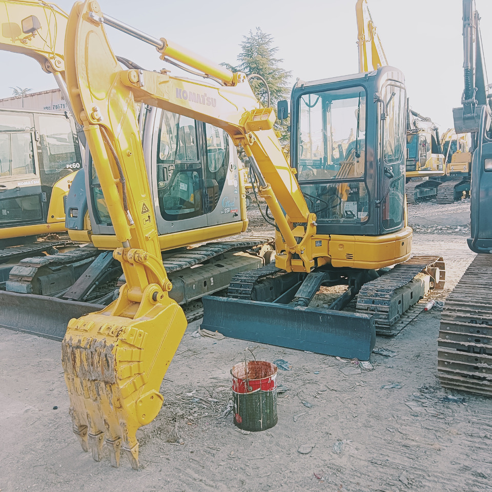 KOMATSU PC35 - Pelle sur chenille: photos 1 KOMATSU PC35 - Pelle sur chenille: photos 1
