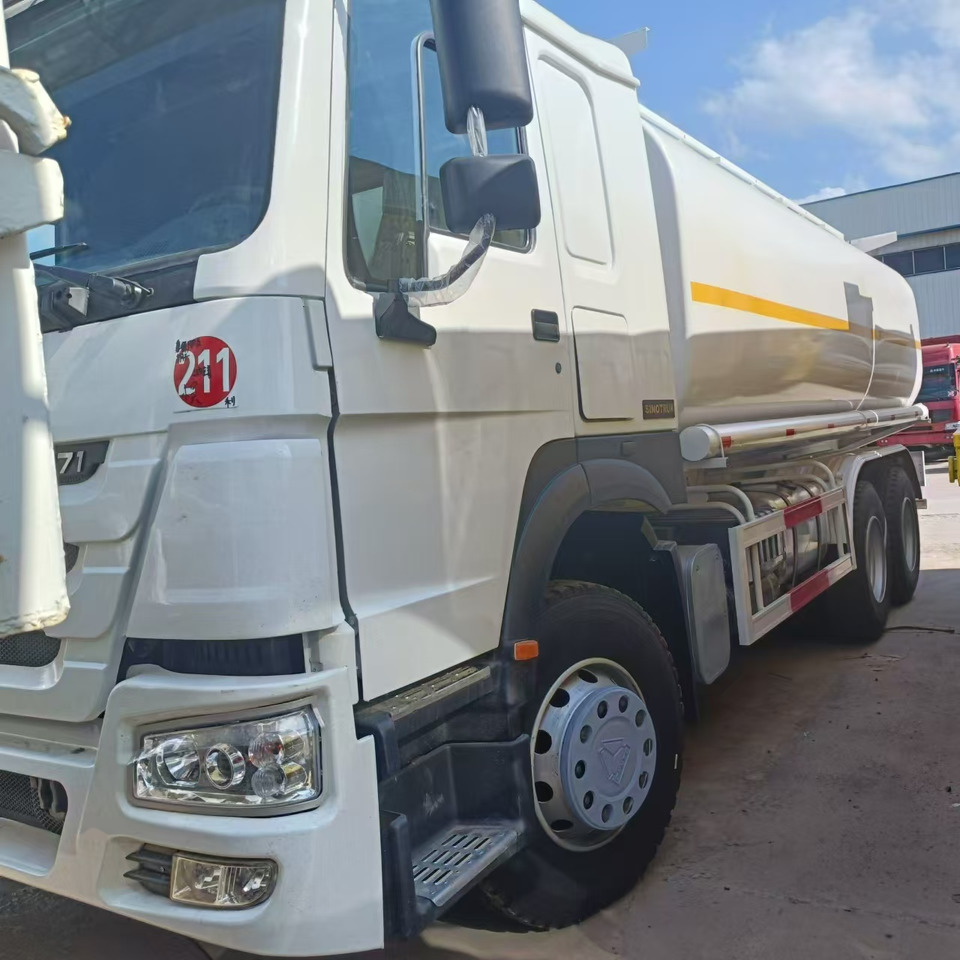 SINOTRUK HOWO 371 - Camion citerne: photos 1 SINOTRUK HOWO 371 - Camion citerne: photos 1