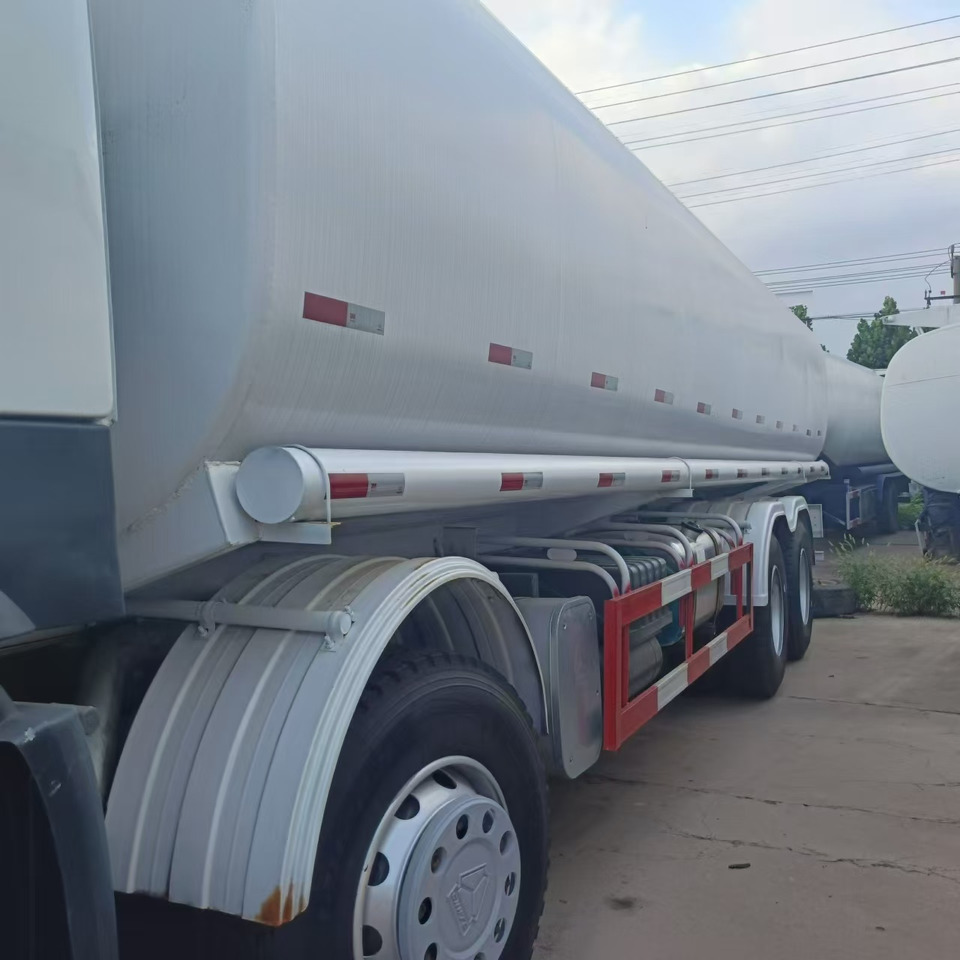 SINOTRUK Howo 371 Fuel Tanker Click Here For  DISCOUNT - Camion citerne: photos 4 SINOTRUK Howo 371 Fuel Tanker Click Here For  DISCOUNT - Camion citerne: photos 4
