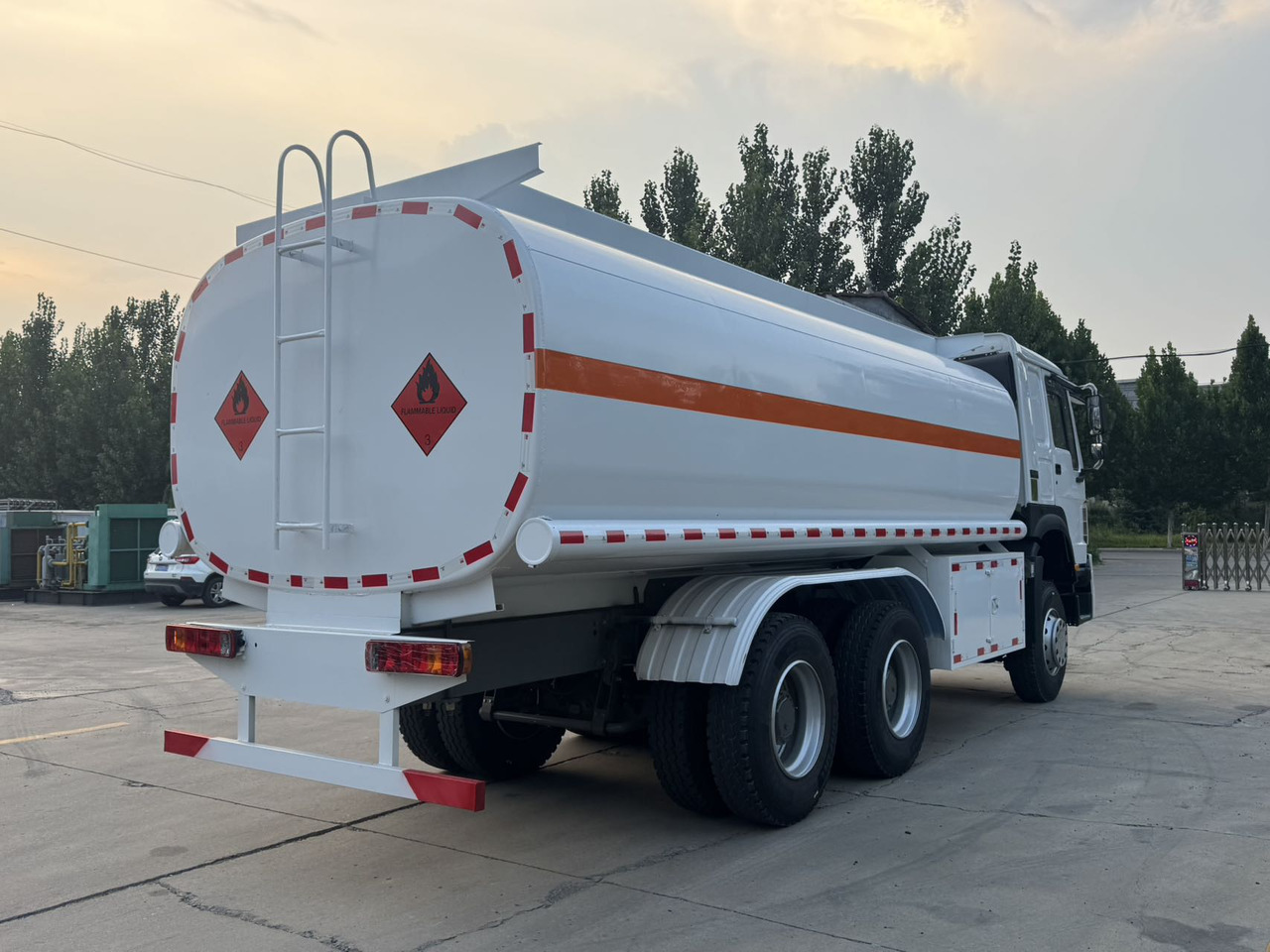 SINOTRUK Howo Fuel Tanker Click Here For DISCOUNT - Camion citerne: photos 5 SINOTRUK Howo Fuel Tanker Click Here For DISCOUNT - Camion citerne: photos 5