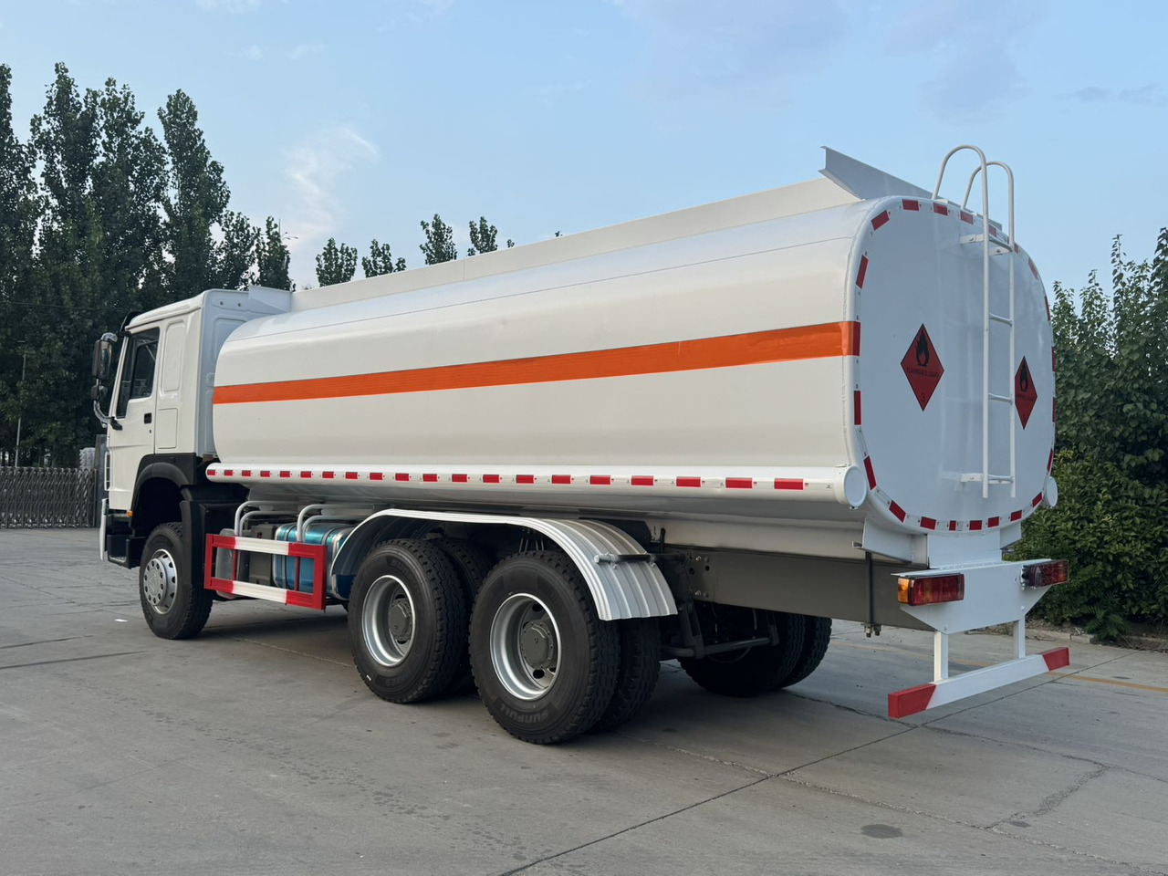 SINOTRUK Howo Fuel Tanker Click Here For DISCOUNT - Camion citerne: photos 2 SINOTRUK Howo Fuel Tanker Click Here For DISCOUNT - Camion citerne: photos 2