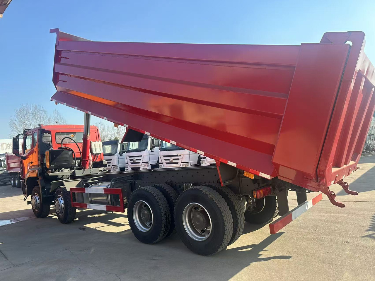 SINOTRUK Nx 8X4 - Camion benne: photos 4 SINOTRUK Nx 8X4 - Camion benne: photos 4