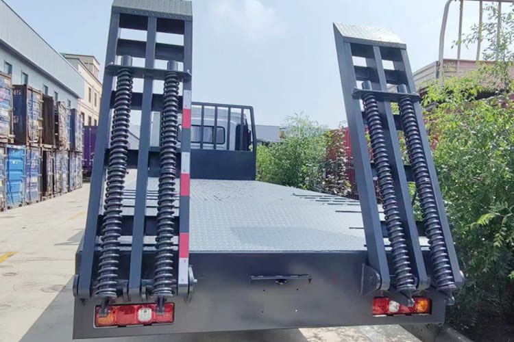 SHACMAN L3000 Light Cargo Truck with Rear Loading Ramp - Camion plateau: photos 4 SHACMAN L3000 Light Cargo Truck with Rear Loading Ramp - Camion plateau: photos 4