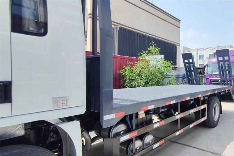 SHACMAN L3000 Light Cargo Truck with Rear Loading Ramp - Camion plateau: photos 3 SHACMAN L3000 Light Cargo Truck with Rear Loading Ramp - Camion plateau: photos 3