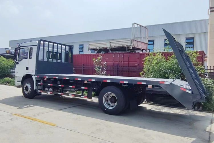 SHACMAN L3000 Light Cargo Truck with Rear Loading Ramp - Camion plateau: photos 2 SHACMAN L3000 Light Cargo Truck with Rear Loading Ramp - Camion plateau: photos 2