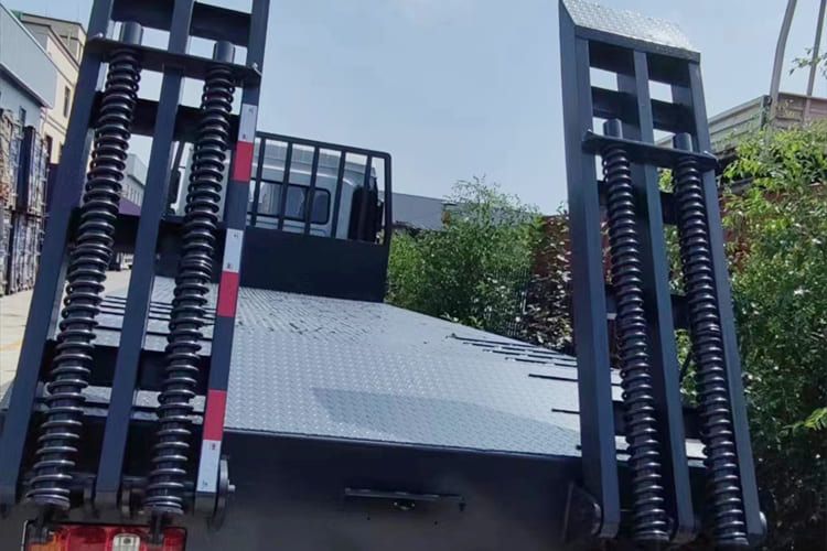SHACMAN L3000 Light Cargo Truck with Rear Loading Ramp - Camion plateau: photos 5 SHACMAN L3000 Light Cargo Truck with Rear Loading Ramp - Camion plateau: photos 5