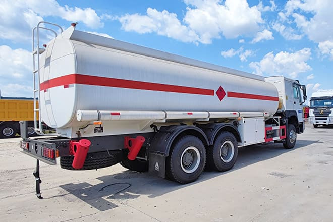 SINOTRUK Howo 400 Diesel Tanker Truck for Sale in Nigeria - Camion citerne: photos 4 SINOTRUK Howo 400 Diesel Tanker Truck for Sale in Nigeria - Camion citerne: photos 4
