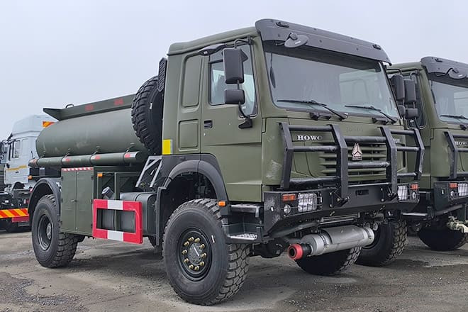 SINOTRUK Howo 4X2 Small Fuel Tanker Truck for Sale in Zambia - Camion citerne: photos 1 SINOTRUK Howo 4X2 Small Fuel Tanker Truck for Sale in Zambia - Camion citerne: photos 1