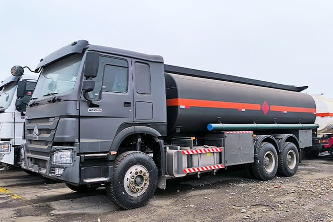 SINOTRUK Howo 6x4 380 Oil Truck for Sale in Mali - Camion citerne: photos 1 SINOTRUK Howo 6x4 380 Oil Truck for Sale in Mali - Camion citerne: photos 1