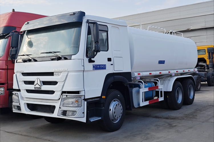 SINOTRUK Water Sprinkler Tanker for Sale in Malawi - Camion citerne: photos 2 SINOTRUK Water Sprinkler Tanker for Sale in Malawi - Camion citerne: photos 2