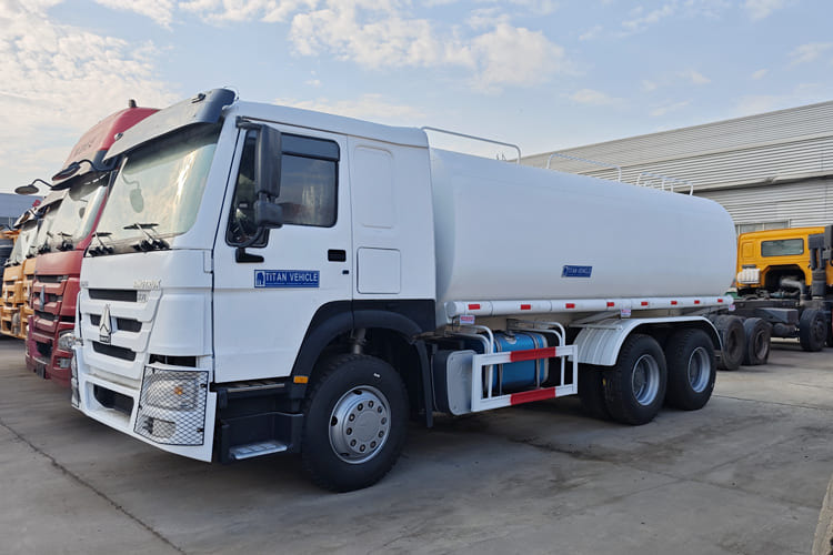 SINOTRUK Water Sprinkler Tanker for Sale in Malawi - Camion citerne: photos 1 SINOTRUK Water Sprinkler Tanker for Sale in Malawi - Camion citerne: photos 1