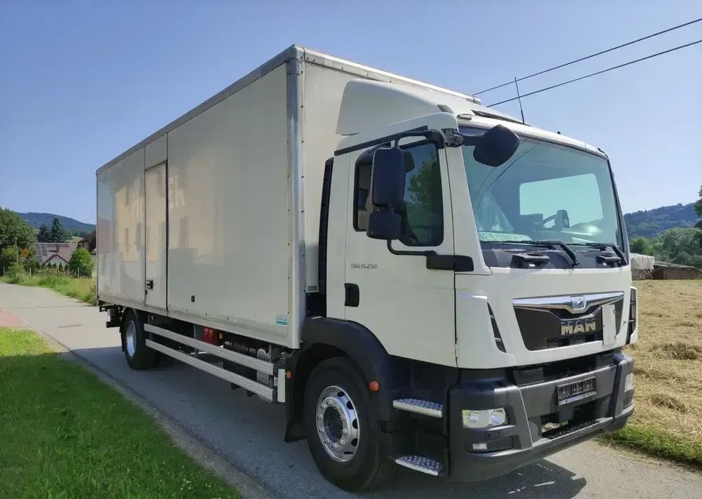 MAN TGM 15.290 kontener , winda - Camion fourgon: photos 1 MAN TGM 15.290 kontener , winda - Camion fourgon: photos 1