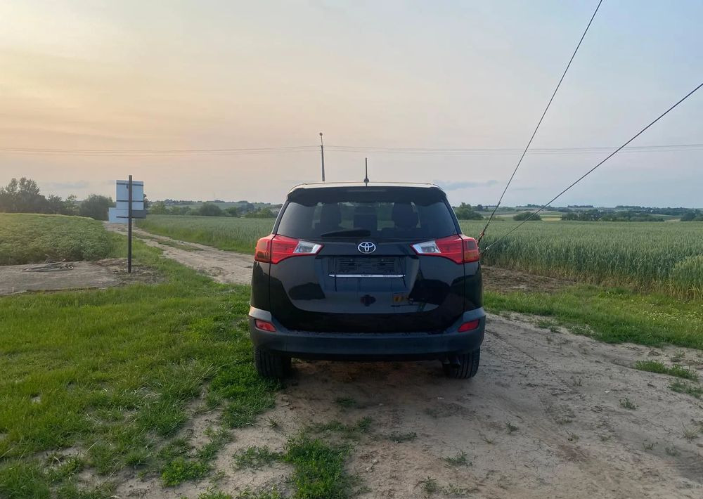SUV Toyota RAV4 2.0 D-4D 4x4: photos 12