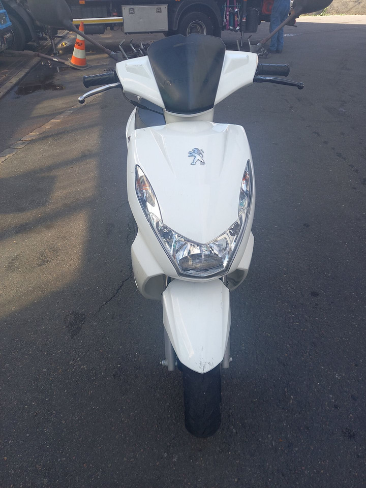 SCOOTER PEUGEOT KISBEE 50cc, 2 places, porte bagage, ralenti - Motocyclette: photos 4 SCOOTER PEUGEOT KISBEE 50cc, 2 places, porte bagage, ralenti - Motocyclette: photos 4