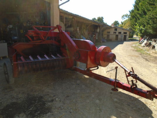 Massey Ferguson 10-8 - Presse à balles cubiques: photos 4 Massey Ferguson 10-8 - Presse à balles cubiques: photos 4