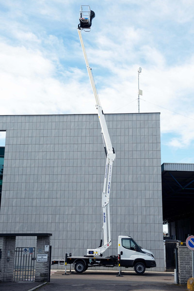 Oil & Steel Snake 2010 HE PLUS Sobre IVECO 35S14 Distancia entre ejes 3750 mm - Nacelle: photos 3 Oil & Steel Snake 2010 HE PLUS Sobre IVECO 35S14 Distancia entre ejes 3750 mm - Nacelle: photos 3