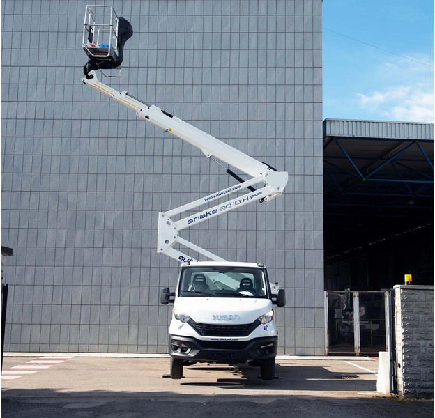 Oil & Steel Snake 2010 HE PLUS Sobre IVECO 35S14 Distancia entre ejes 3750 mm - Nacelle: photos 2 Oil & Steel Snake 2010 HE PLUS Sobre IVECO 35S14 Distancia entre ejes 3750 mm - Nacelle: photos 2