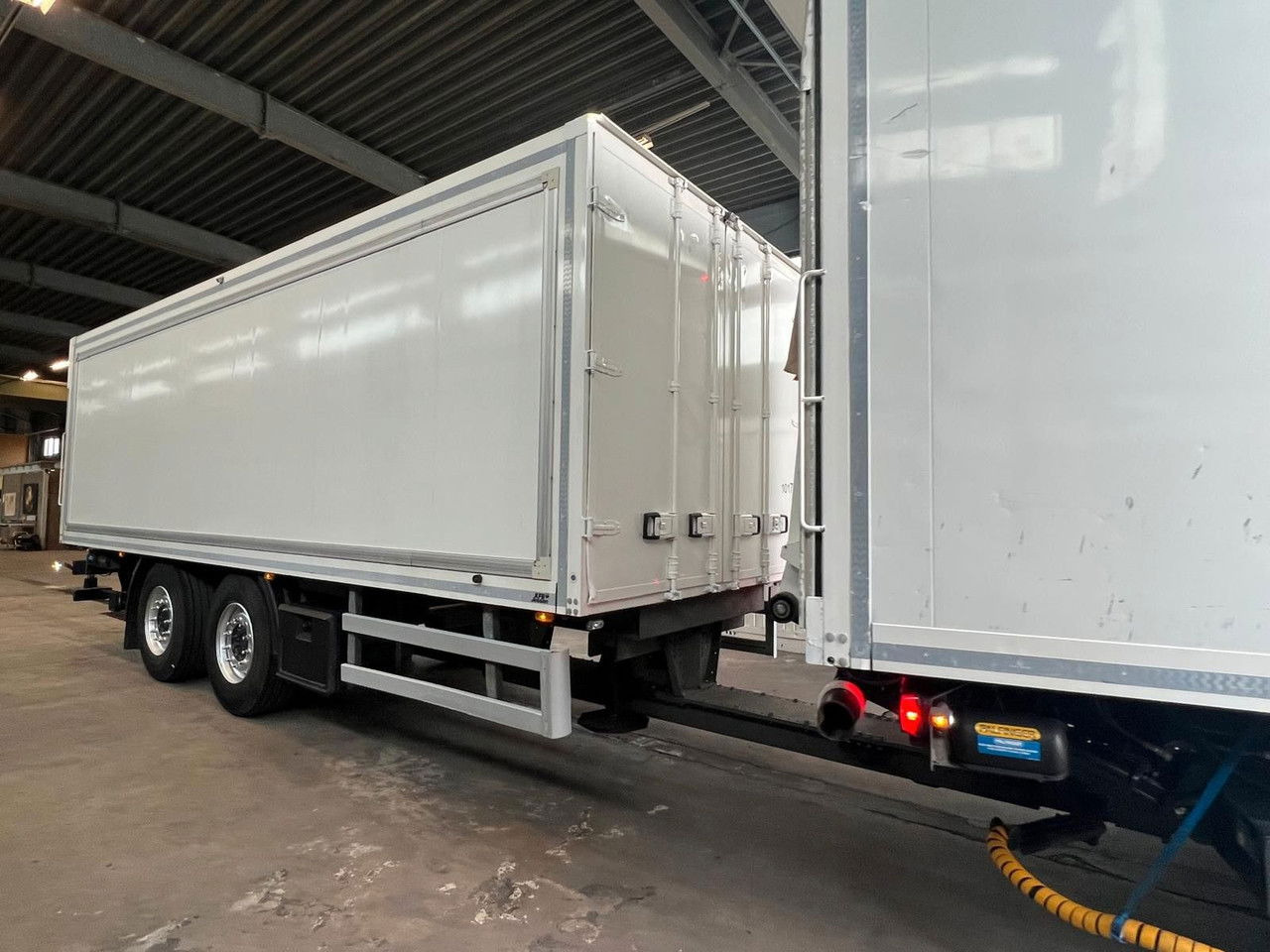 Mercedes-Benz Actros 2543 Komplettzug Voll-Luft - Lange Koffer - Camion fourgon: photos 3 Mercedes-Benz Actros 2543 Komplettzug Voll-Luft - Lange Koffer - Camion fourgon: photos 3