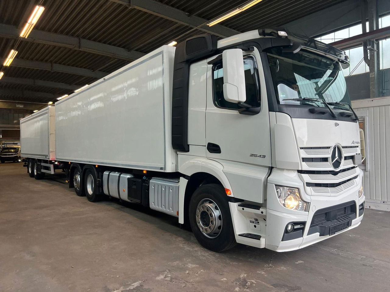 Mercedes-Benz Actros 2543 Komplettzug Voll-Luft - Lange Koffer - Camion fourgon: photos 1 Mercedes-Benz Actros 2543 Komplettzug Voll-Luft - Lange Koffer - Camion fourgon: photos 1