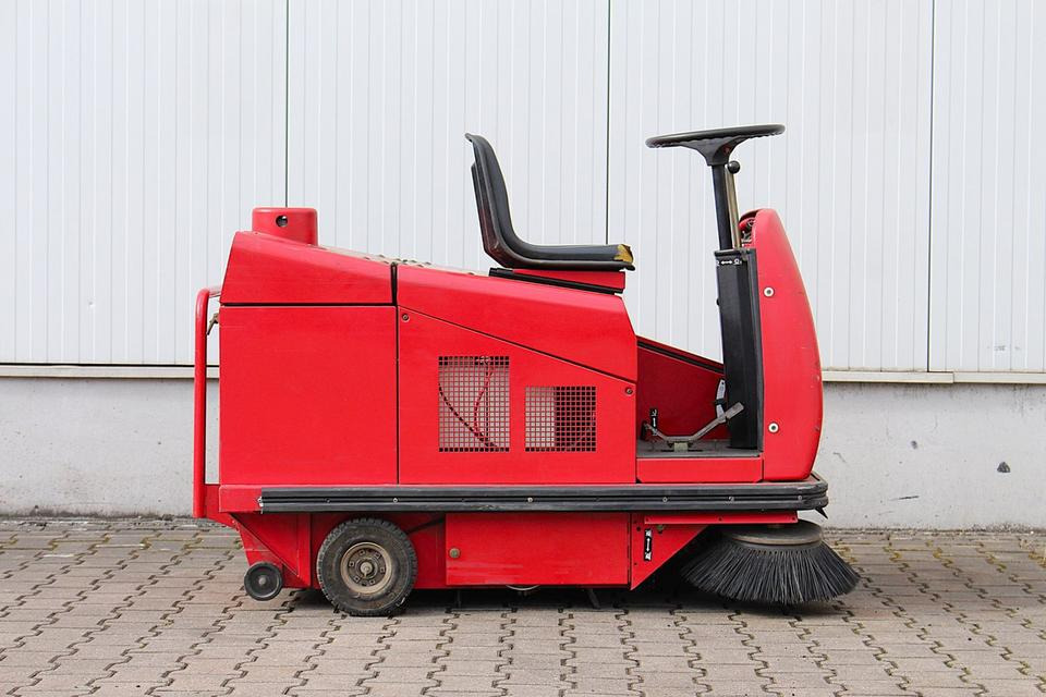 RCM R703 E/1 elektro Aufsitz- Kehrsaugmaschine Kehrmaschine - Balayeuse industrielle: photos 2 RCM R703 E/1 elektro Aufsitz- Kehrsaugmaschine Kehrmaschine - Balayeuse industrielle: photos 2