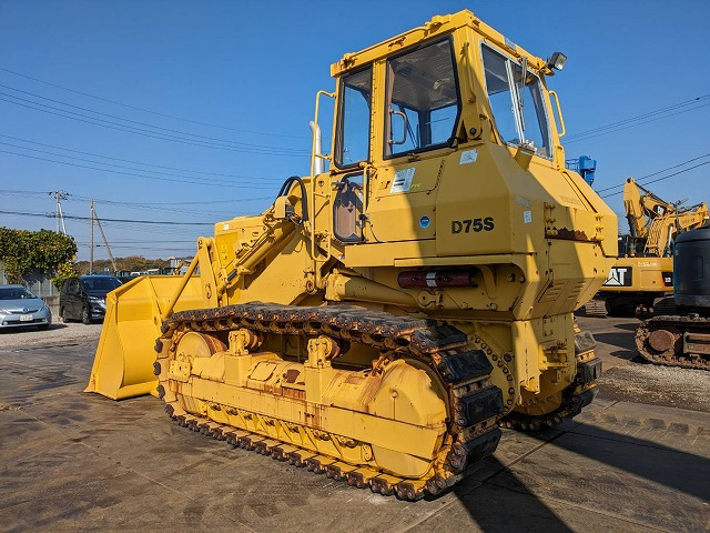 KOMATSU D75S-5 - Chargeuse sur chenilles: photos 4 KOMATSU D75S-5 - Chargeuse sur chenilles: photos 4