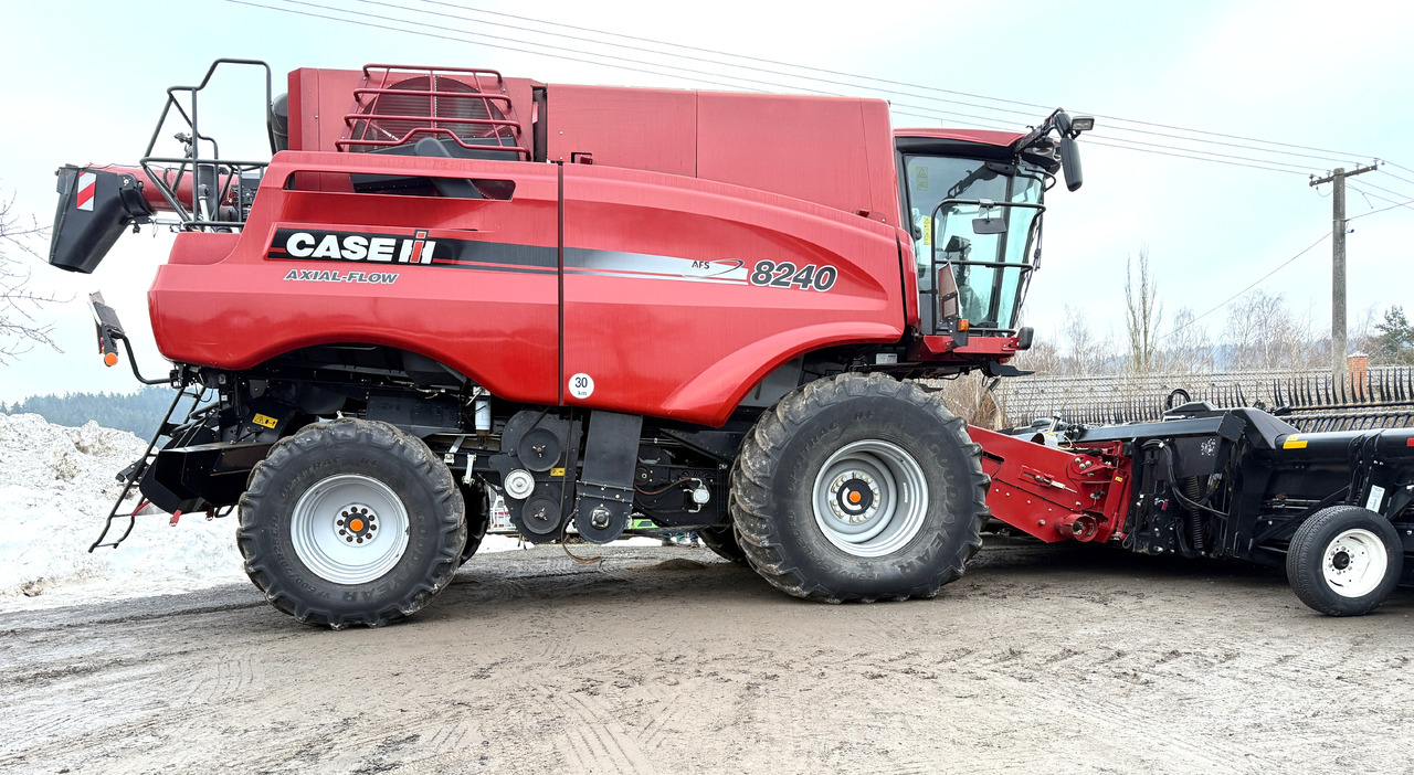 CASE IH 8240 AFS - 2018 ROK + MACDON FD 135 - 2018 ROK - Moissonneuse-batteuse: photos 2 CASE IH 8240 AFS - 2018 ROK + MACDON FD 135 - 2018 ROK - Moissonneuse-batteuse: photos 2