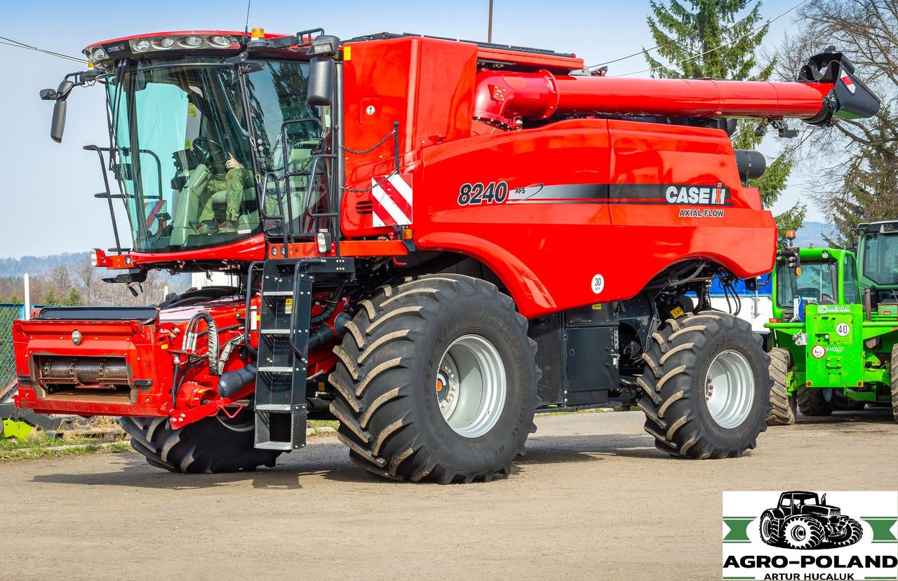 CASE IH 8240 AFS - 2018 ROK + MACDON FD 135 - 2018 ROK - Moissonneuse-batteuse: photos 1 CASE IH 8240 AFS - 2018 ROK + MACDON FD 135 - 2018 ROK - Moissonneuse-batteuse: photos 1