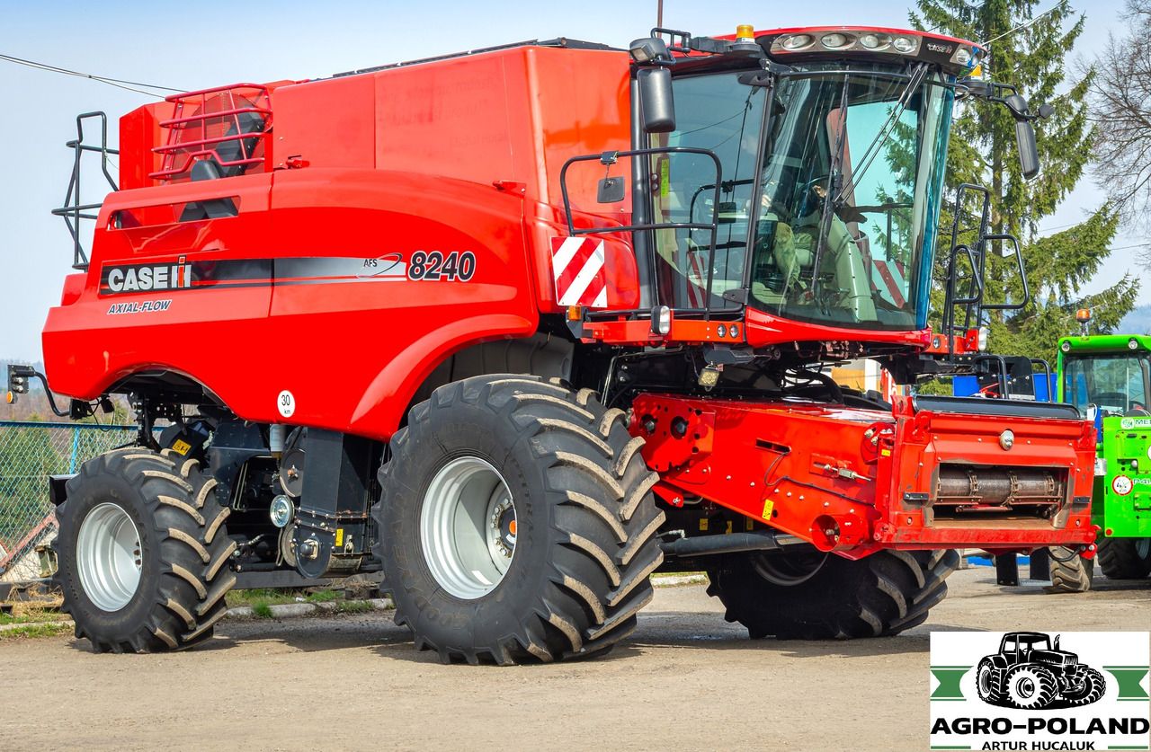 CASE IH 8240 AFS - 2018 ROK + MACDON FD 135 - 2018 ROK - Moissonneuse-batteuse: photos 2 CASE IH 8240 AFS - 2018 ROK + MACDON FD 135 - 2018 ROK - Moissonneuse-batteuse: photos 2