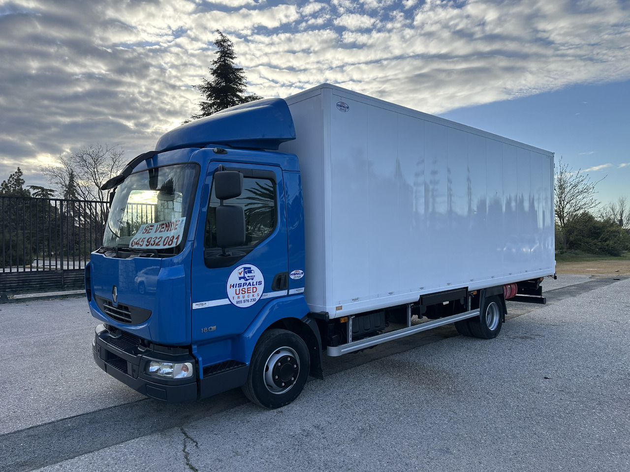 RENAULT MIDLUM 12.180 - Camion fourgon: photos 1 RENAULT MIDLUM 12.180 - Camion fourgon: photos 1